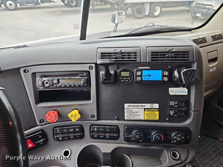 image for item LL9280 2016 Freightliner Cascadia  semi truck