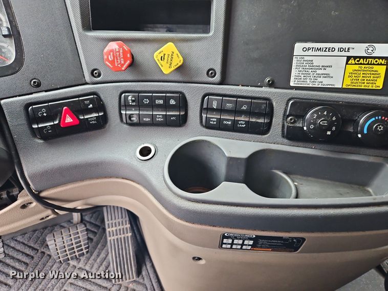 image for item LL9280 2016 Freightliner Cascadia  semi truck