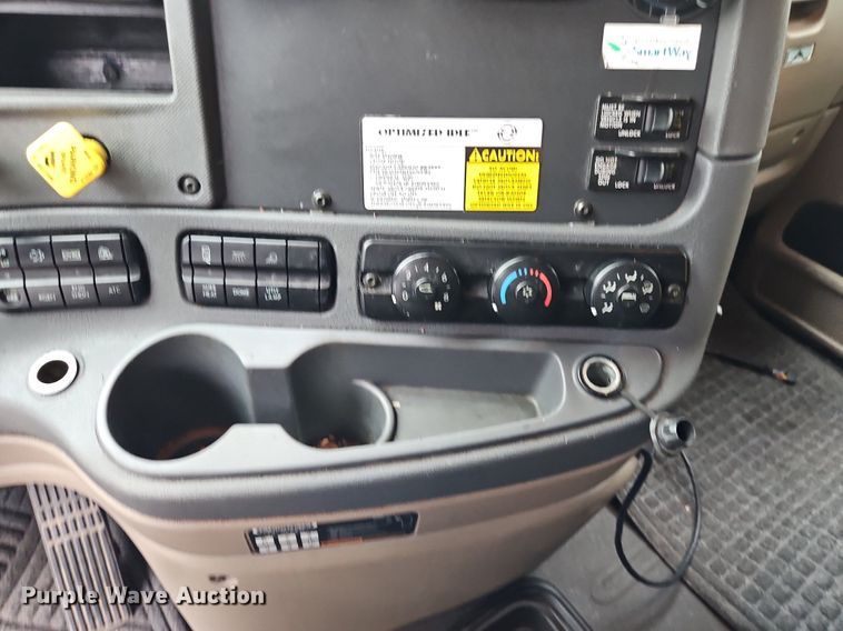 image for item LL9280 2016 Freightliner Cascadia  semi truck