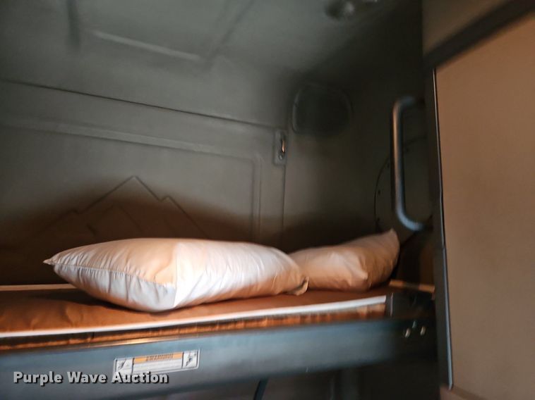 image for item LL9280 2016 Freightliner Cascadia  semi truck