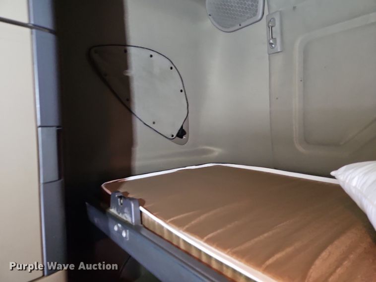 image for item LL9280 2016 Freightliner Cascadia  semi truck