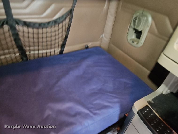 image for item LL9280 2016 Freightliner Cascadia  semi truck