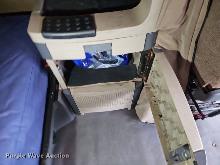 image for item LL9280 2016 Freightliner Cascadia  semi truck