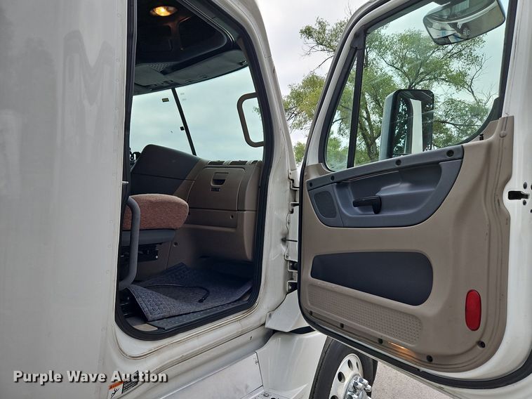 image for item LL9280 2016 Freightliner Cascadia  semi truck