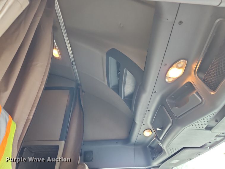 image for item LL9280 2016 Freightliner Cascadia  semi truck