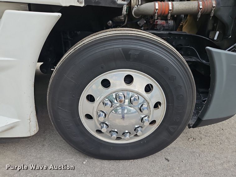 image for item LL9280 2016 Freightliner Cascadia  semi truck