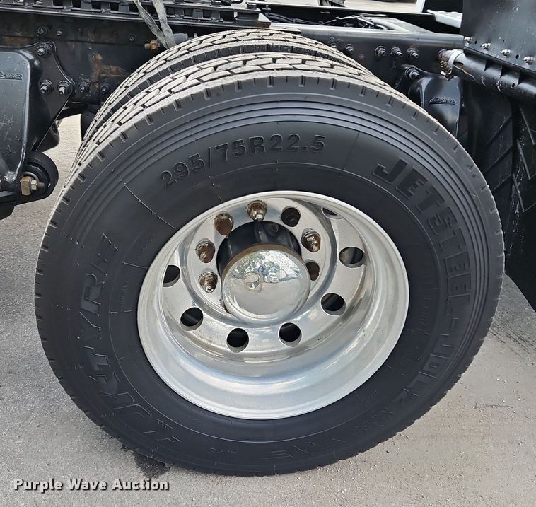 image for item LL9280 2016 Freightliner Cascadia  semi truck