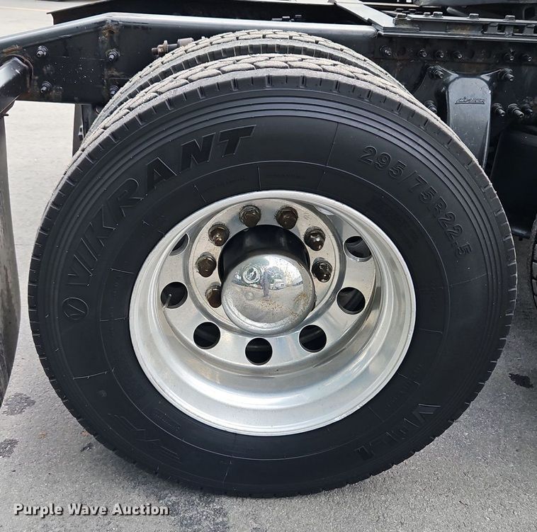 image for item LL9280 2016 Freightliner Cascadia  semi truck