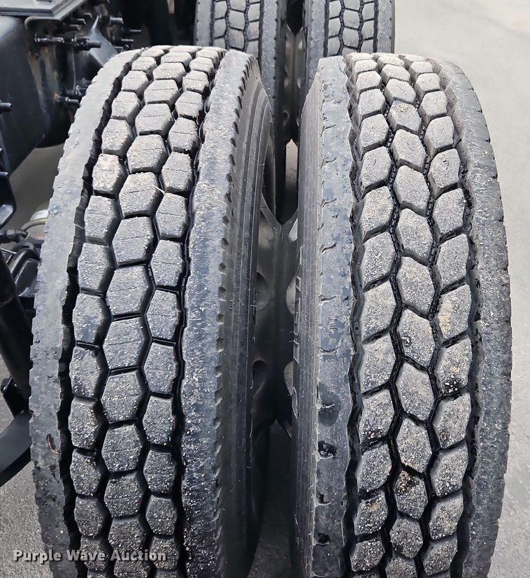 image for item LL9280 2016 Freightliner Cascadia  semi truck