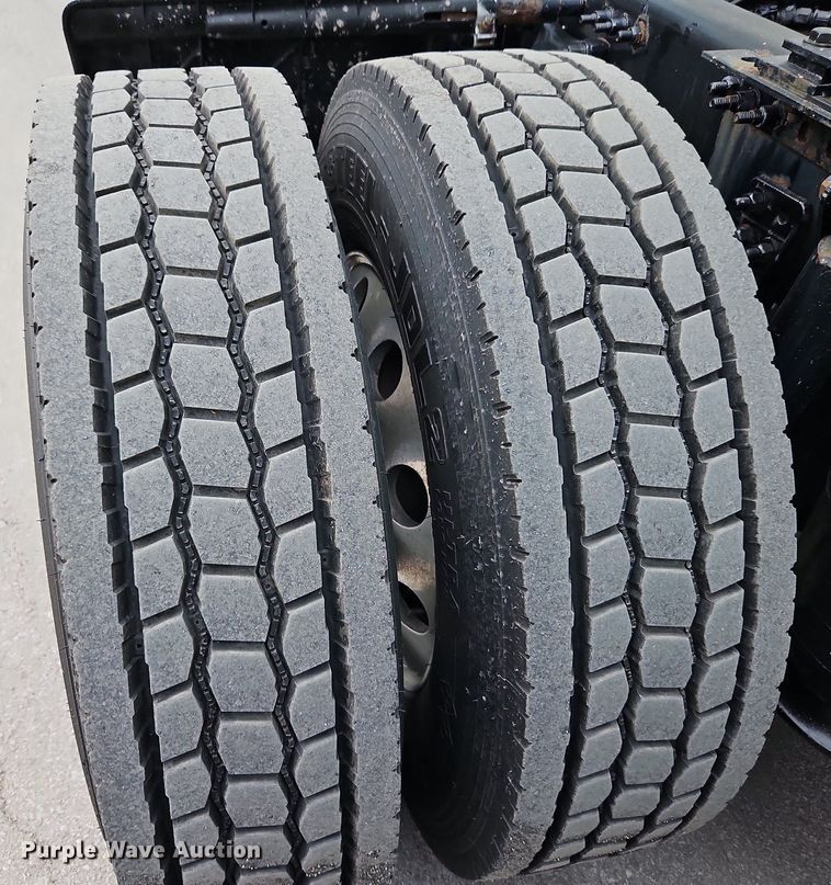 image for item LL9280 2016 Freightliner Cascadia  semi truck