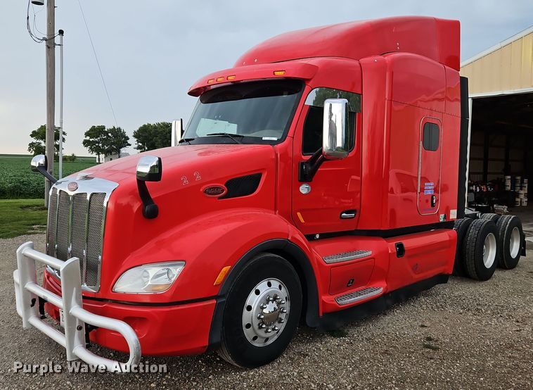 image for item LM9090 2016 Peterbilt 579  semi truck