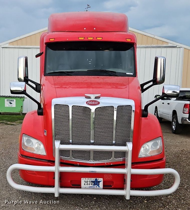 image for item LM9090 2016 Peterbilt 579  semi truck