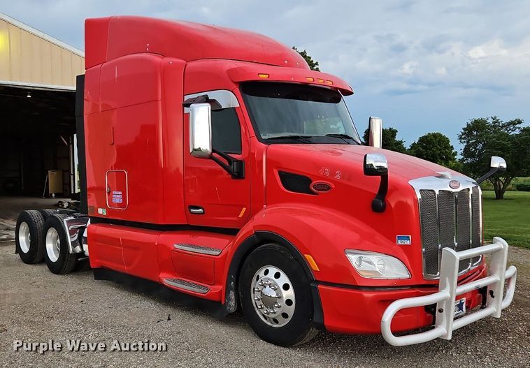 image for item LM9090 2016 Peterbilt 579  semi truck