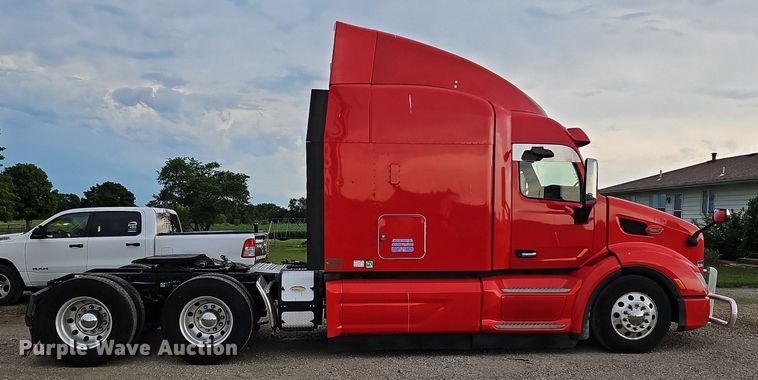 image for item LM9090 2016 Peterbilt 579  semi truck