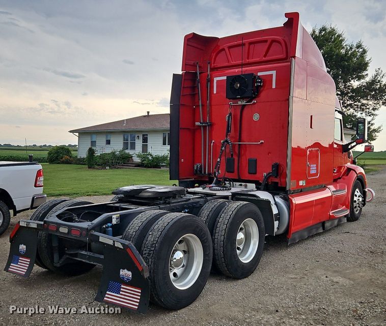 image for item LM9090 2016 Peterbilt 579  semi truck