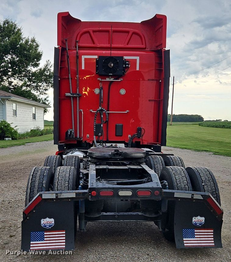 image for item LM9090 2016 Peterbilt 579  semi truck