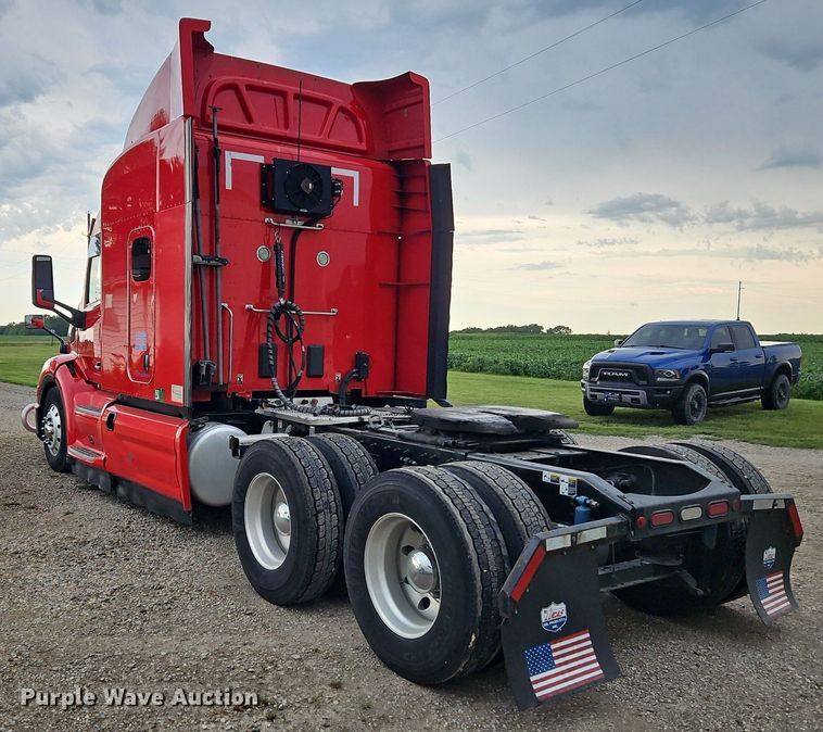 image for item LM9090 2016 Peterbilt 579  semi truck