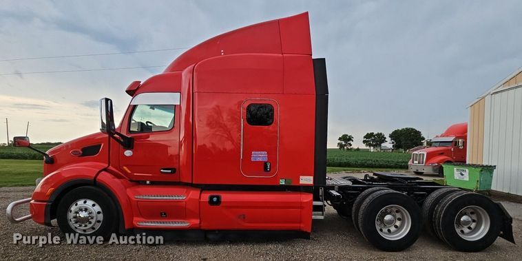image for item LM9090 2016 Peterbilt 579  semi truck