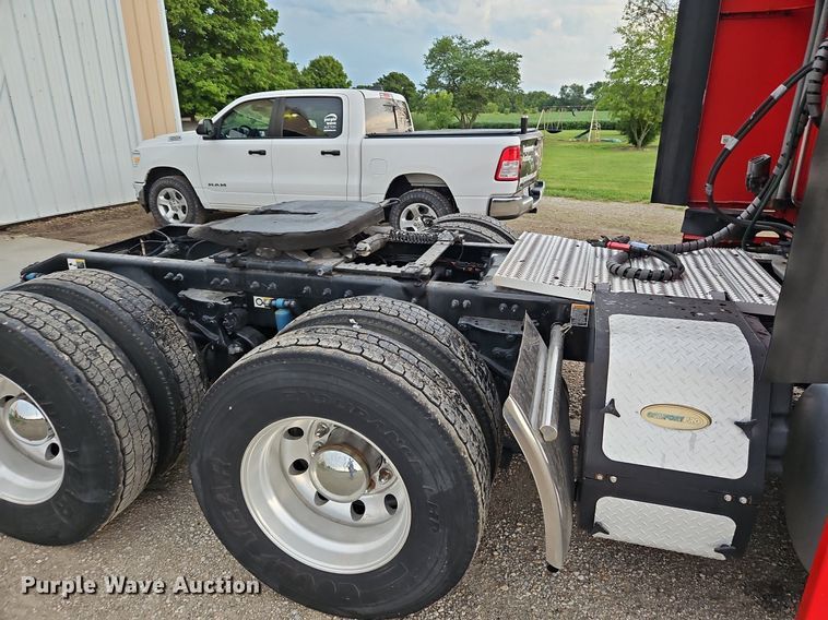 image for item LM9090 2016 Peterbilt 579  semi truck