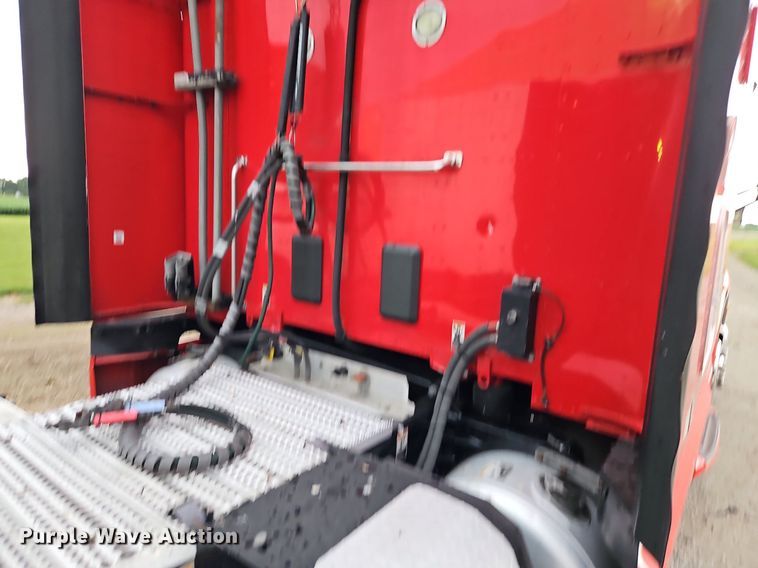 image for item LM9090 2016 Peterbilt 579  semi truck