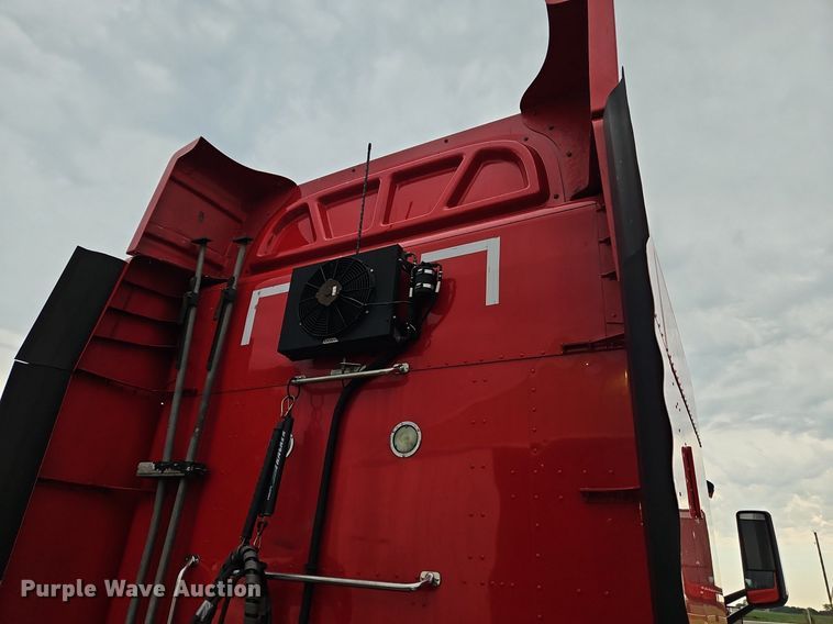 image for item LM9090 2016 Peterbilt 579  semi truck