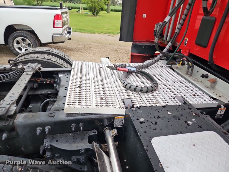 image for item LM9090 2016 Peterbilt 579  semi truck