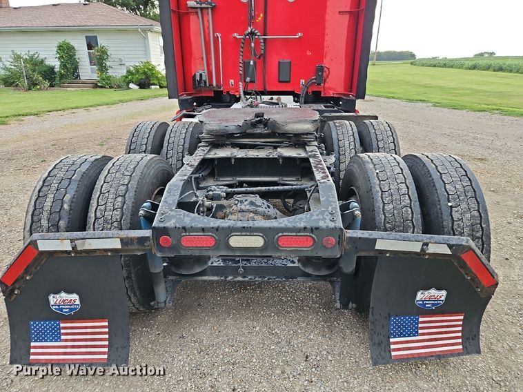 image for item LM9090 2016 Peterbilt 579  semi truck