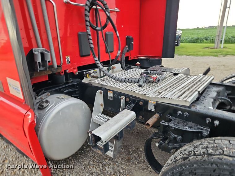 image for item LM9090 2016 Peterbilt 579  semi truck