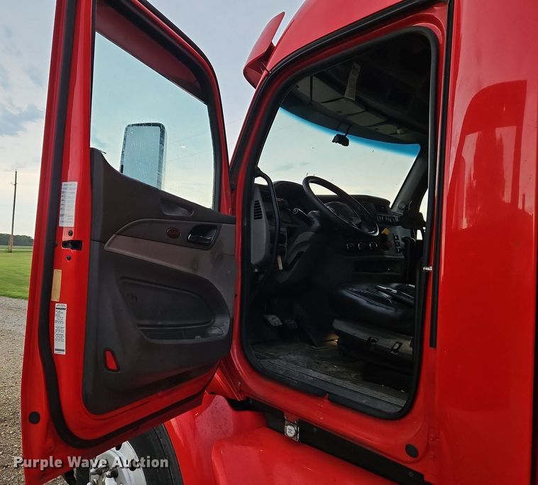 image for item LM9090 2016 Peterbilt 579  semi truck