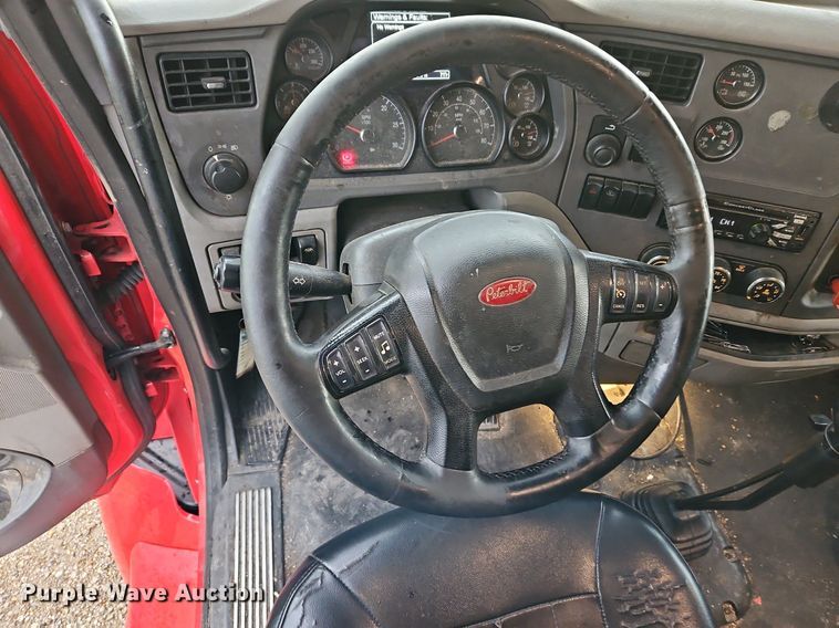 image for item LM9090 2016 Peterbilt 579  semi truck