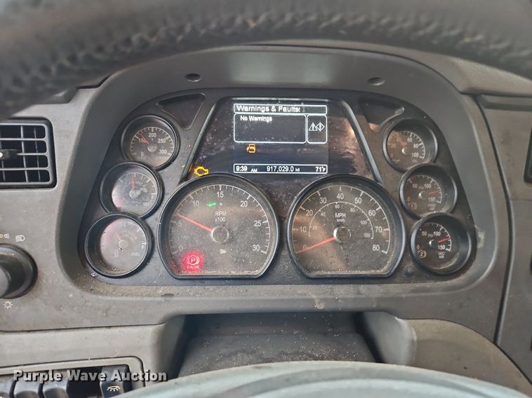 image for item LM9090 2016 Peterbilt 579  semi truck