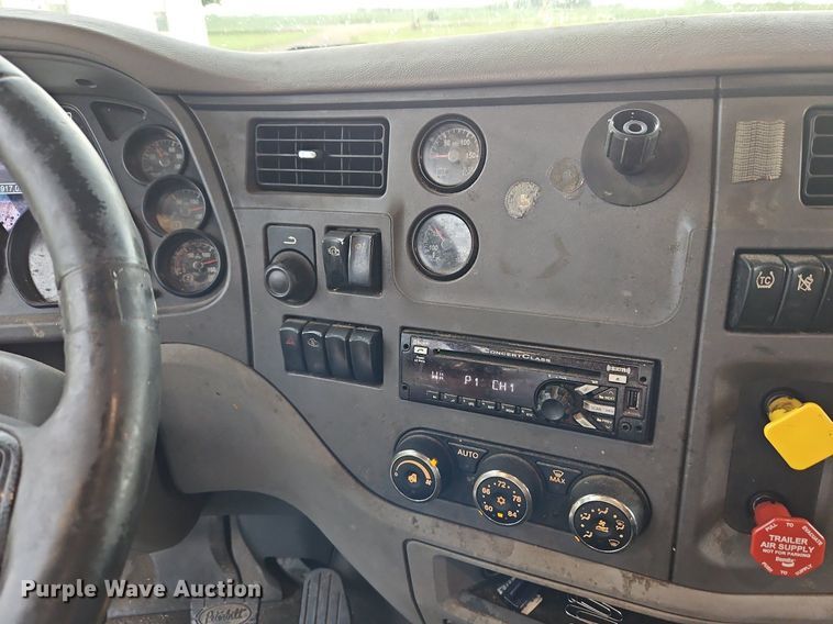 image for item LM9090 2016 Peterbilt 579  semi truck