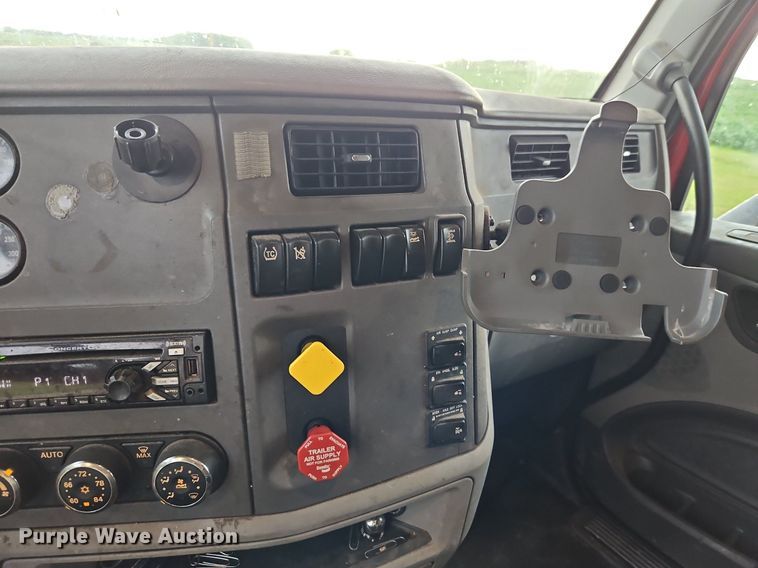 image for item LM9090 2016 Peterbilt 579  semi truck