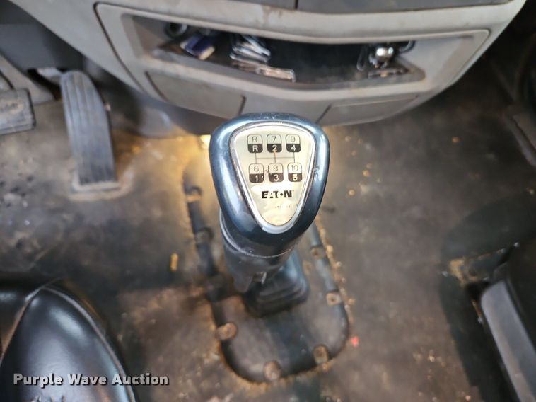 image for item LM9090 2016 Peterbilt 579  semi truck