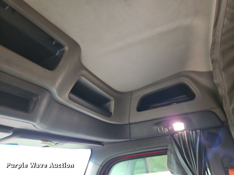 image for item LM9090 2016 Peterbilt 579  semi truck