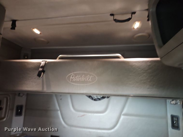 image for item LM9090 2016 Peterbilt 579  semi truck