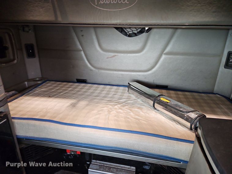 image for item LM9090 2016 Peterbilt 579  semi truck