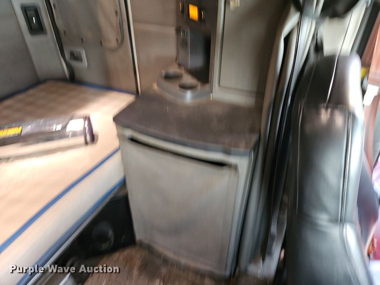 image for item LM9090 2016 Peterbilt 579  semi truck