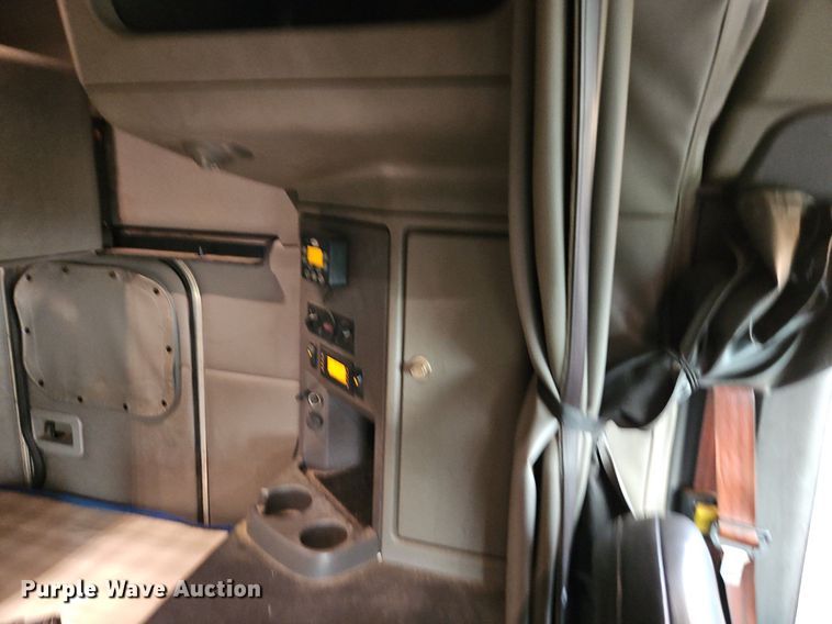 image for item LM9090 2016 Peterbilt 579  semi truck