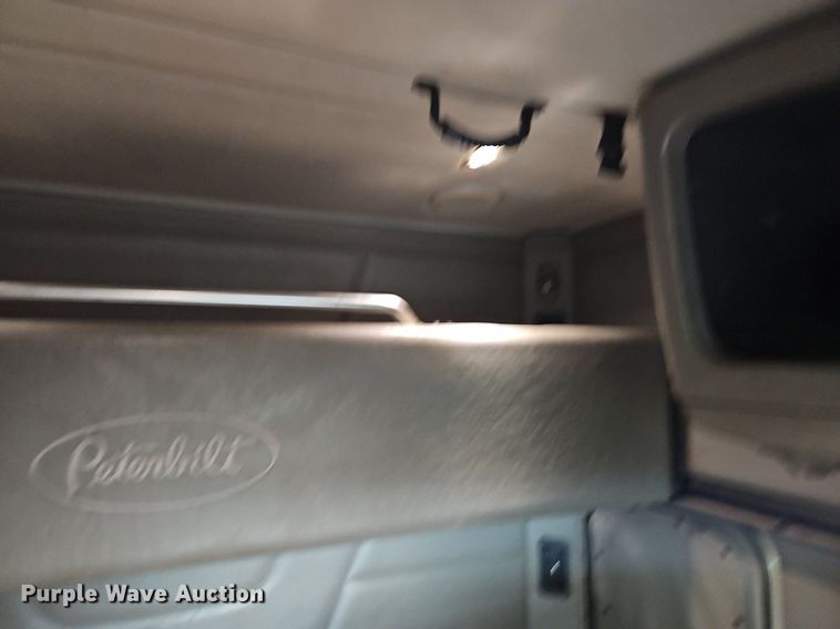 image for item LM9090 2016 Peterbilt 579  semi truck