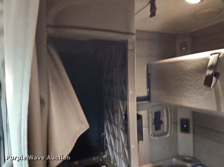 image for item LM9090 2016 Peterbilt 579  semi truck