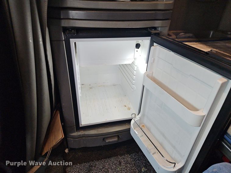 image for item LM9090 2016 Peterbilt 579  semi truck