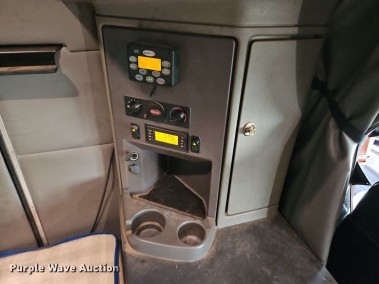 image for item LM9090 2016 Peterbilt 579  semi truck