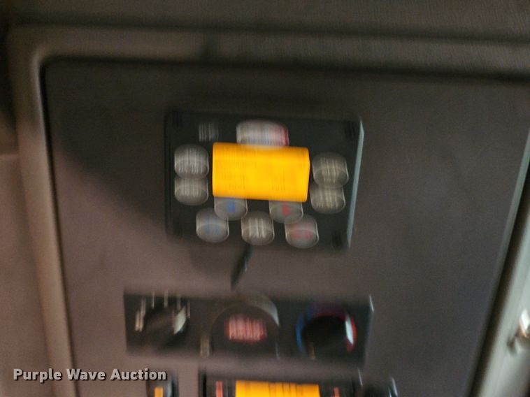 image for item LM9090 2016 Peterbilt 579  semi truck