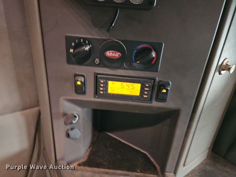 image for item LM9090 2016 Peterbilt 579  semi truck