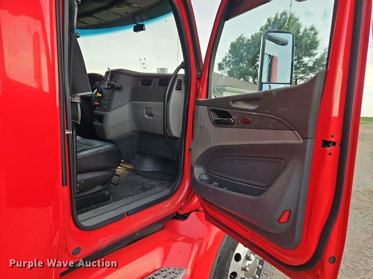 image for item LM9090 2016 Peterbilt 579  semi truck