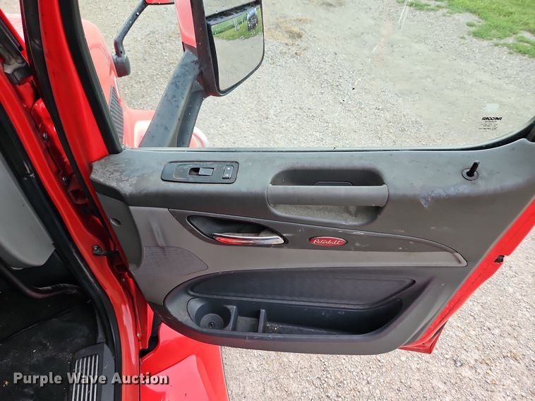 image for item LM9090 2016 Peterbilt 579  semi truck