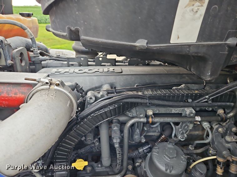 image for item LM9090 2016 Peterbilt 579  semi truck