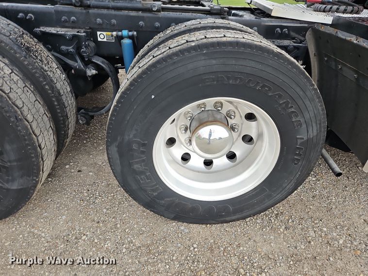 image for item LM9090 2016 Peterbilt 579  semi truck