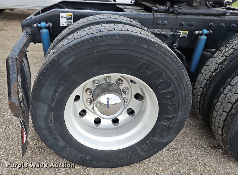 image for item LM9090 2016 Peterbilt 579  semi truck